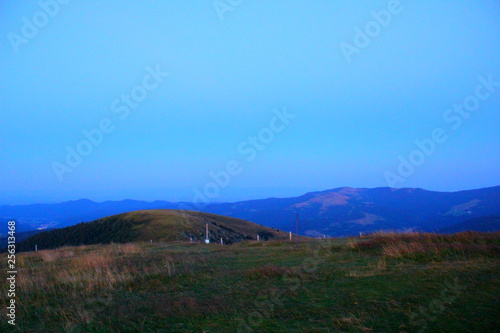 coucher de soleil sur la montagne vosgienne depuis le sommet du hohneck