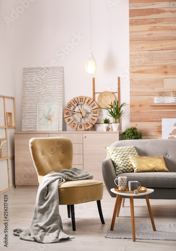 Foto Stylish living room interior with comfortable sofa