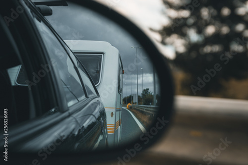 Wohnwagen im Rückspiegel