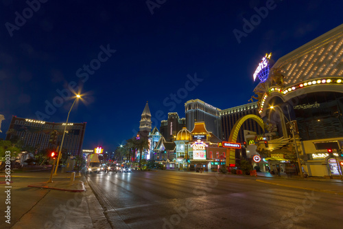 Vista noturna da Avenida Las Vegas Strip 