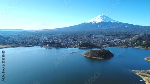 富士山と河口湖湖畔をドローンで空撮映像