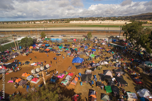 Tableau sur toile Campamento de la Caravana Migrante en Tijuana (Foto-Dron)