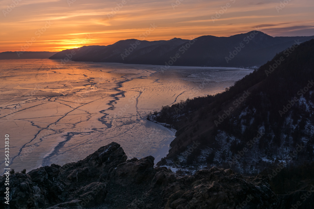 Obraz premium Winter sunset over Lake Baikal