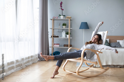 Konstfotografi Full-length body gorgeous good-looking attractive pretty lady with her beaming smile she stretch oneself indoor cosy modern room