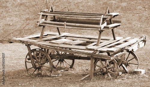 Fotografie old broken wooden chariot of pioneers