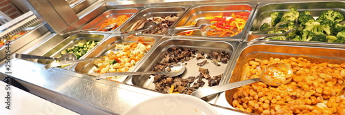 Fotografie restaurant with many raw and cooked foods with many trays