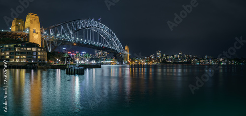 Die Harbour Bridge in Sydney Australien bei Nacht mit Skyline im Hintergrund