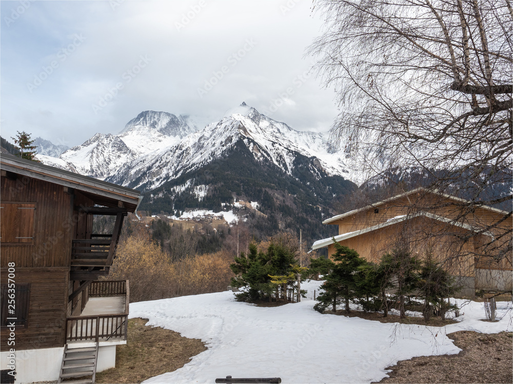 l'aiguille de Bionnassay dans le Massif du Mont Blanc vu depuis Saint Nicolas de Véroce dans les Alpes françaises l'aiguille de Bionnassay dans le Massif du Mont Blanc vu depuis Saint Nicolas de Véroce dans les Alpes françaises