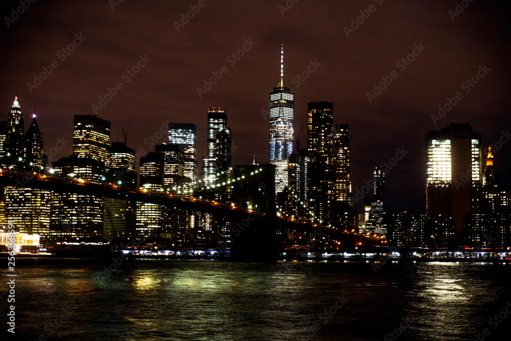 Obraz premium Brooklyn Bridge and Manhattan Skyline At Night
