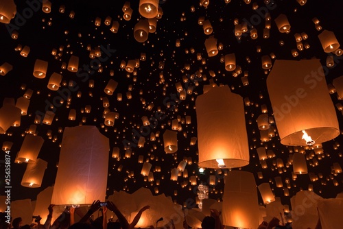 Vászonkép Yi peng lantern festival Chiang Maï Thailand