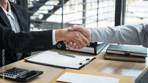 Foto Handshake after finishing conversation Businessman sending a resignation letter
