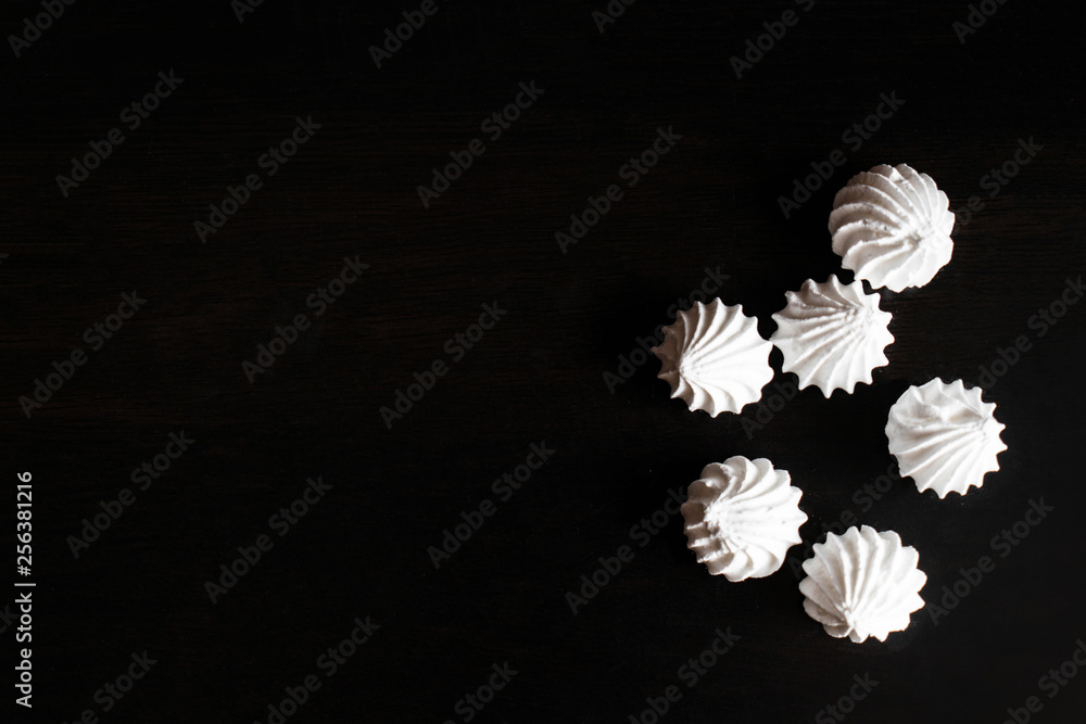 Obraz premium sweet marshmallows on a dark background