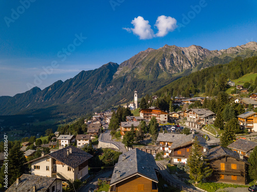 Vista aerea di Ayas, Aosta, Italia © Pixelshop