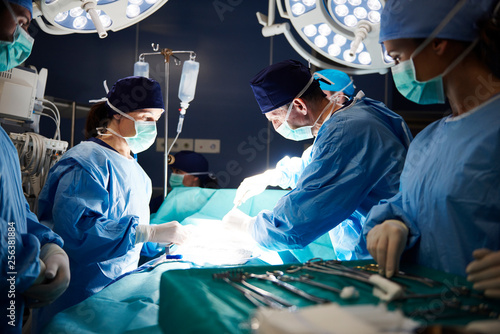 Obraz na płótnie Busy surgeons during difficult operation