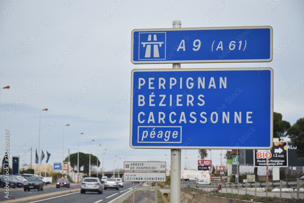 Panneau routier : direction autoroute A9 et A61 Stock Photo | Adobe Stock