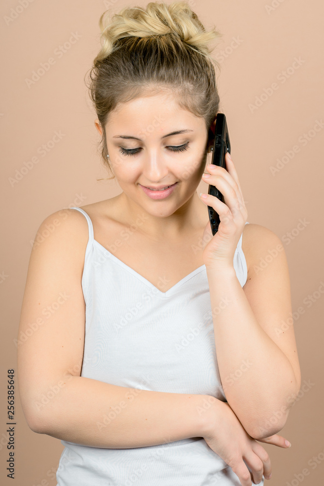 Cute girl Chats with friends Cute girl Chats with friends