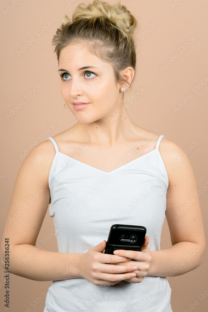 Cute girl Chats with friends Cute girl Chats with friends