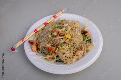 Canvas Print Noodles with chicken and vegetables