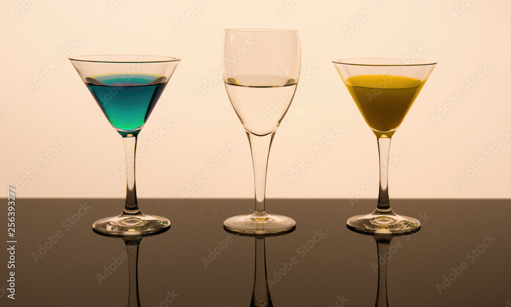 Still life bicchiere, cocktail, bere, alcol, martini, vino, bianco, isolata, liquido, bevanda, festa, bar, rosso, azzurro, bicchiere, trasparente, celebrazione, liquore, tazza, verde, freddo, vodka, b