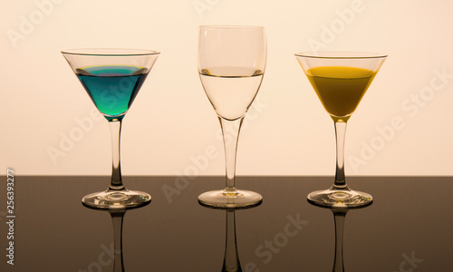 Still life bicchiere, cocktail, bere, alcol, martini, vino, bianco, isolata, liquido, bevanda, festa, bar, rosso, azzurro, bicchiere, trasparente, celebrazione, liquore, tazza, verde, freddo, vodka, b