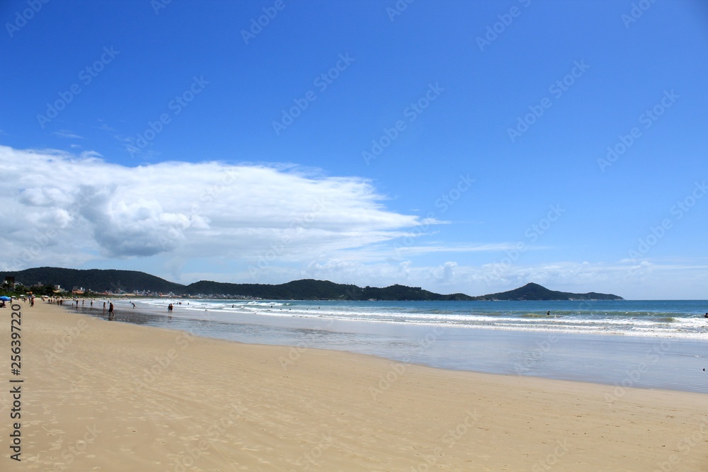 Praia tropical, praia de Canto Grande, Mariscal, cidade de Bombinhas, estado de Santa Catarina, Brasil 