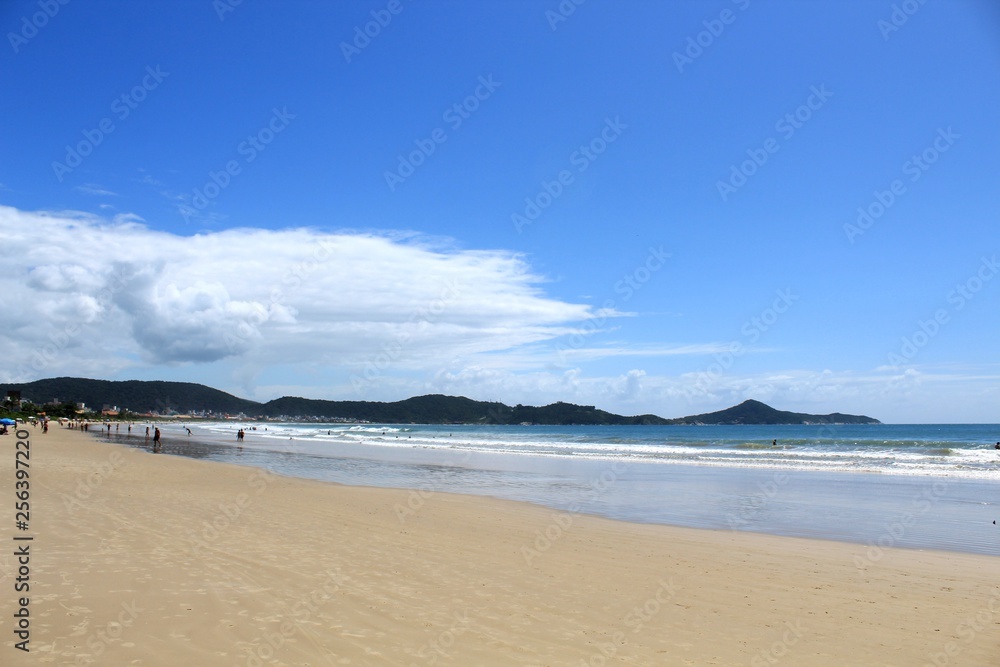 Praia tropical, praia de Canto Grande, Mariscal, cidade de Bombinhas, estado de Santa Catarina, Brasil Praia tropical, praia de Canto Grande, Mariscal, cidade de Bombinhas, estado de Santa Catarina, Brasil