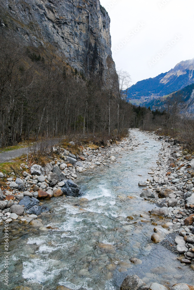秋のベルナー・オーバーラント ラウターブルンネン谷の川(スイス・ベルン州) Photos Adobe Stock