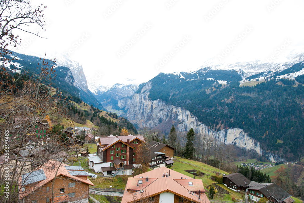 Fototapeta premium 秋のベルナー・オーバーラント ヴェンゲンから見たラウターブルンネンの谷(スイス・ベルン州)