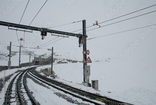 秋のベルナー・オーバーラント 雪の降るクライネ・シャイデック駅（スイス・ベルン州）