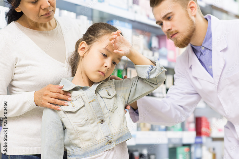 Obraz premium Professional pharmacist helping his customers