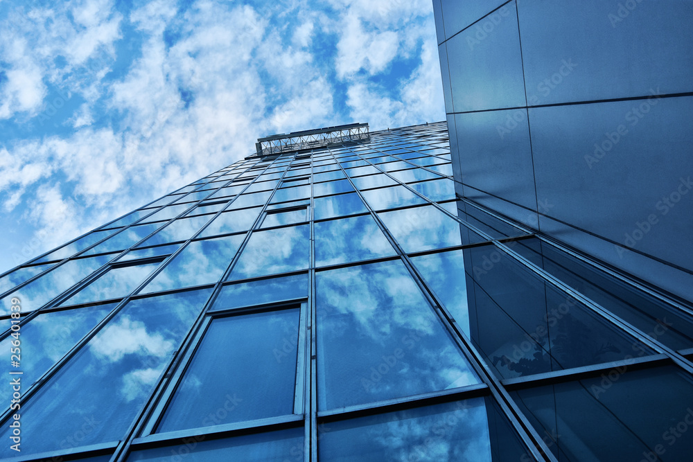Obraz premium Building facade with blue sky and white clouds