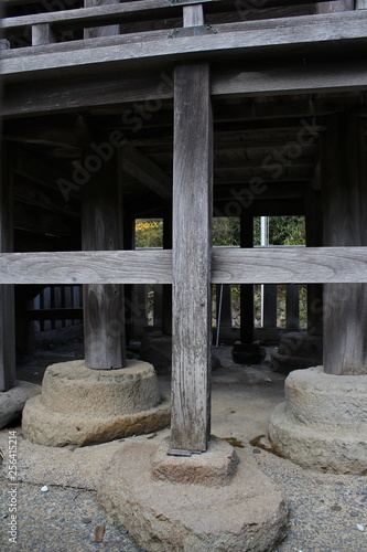 神社の菊座石