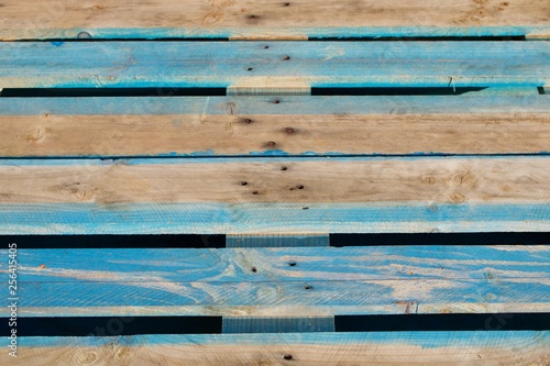 Palete em madeira de pinho pintada de azul photo