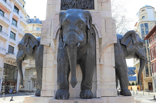 VILLE DE CHAMBERY - SAVOIE - FONTAINE DES ELEPHANTS - LES QUATRE SANS CULS photo