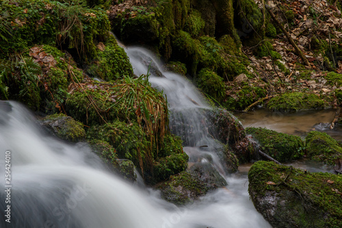 Fototapeta Naklejka Na Ścianę i Meble -  Wasserfall mit Steinen voller Moos