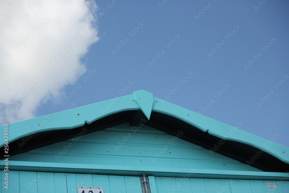 Stockfoto Beach Huts At Frinton Beach Frinton on sea Is A Small stockfoto-beach-huts-at-frinton-beach-frinton-on-sea-is-a-small