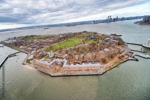 Foto Wide angle aerial view of Governors Island, New York City