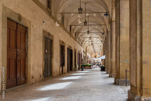 Arezzo ist eine Stadt mit 100 000 Einwohnern in der mittelitalienischen Region Toskana, nordöstlich von Siena. Sie ist Hauptstadt der gleichnamigen Provinz und viertgrößte Stadt der Toskana.