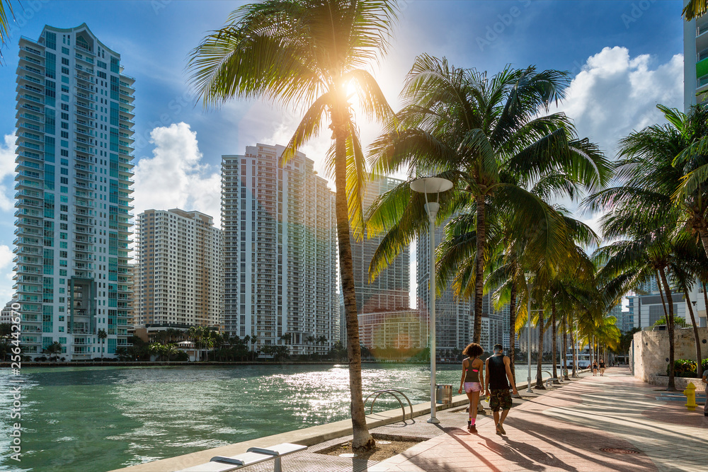 Fototapeta premium Śródmieście Miami, ludzie idący wzdłuż rzeki Miami
