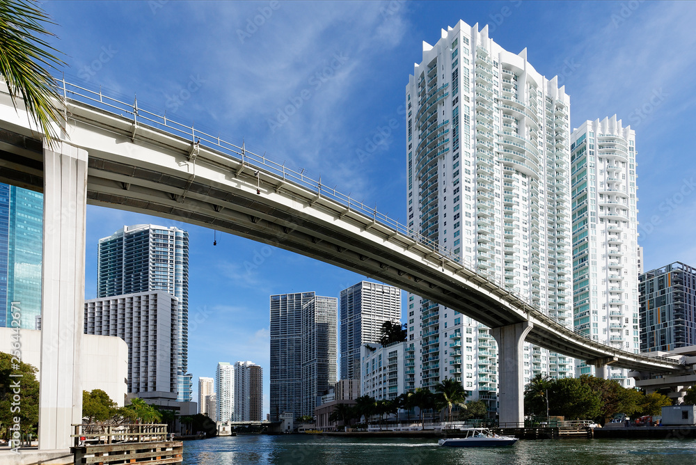 Obraz premium Downtown Miami, Riverwalk at Day