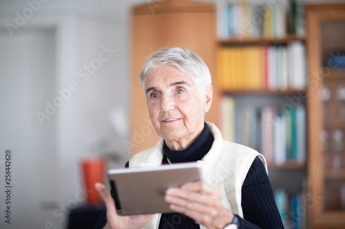 Ältere Frau zu Hause aktiv mit Tablet © SundGo
