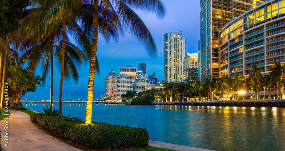 Obraz premium Miami Downtown, Brickell Key nocą