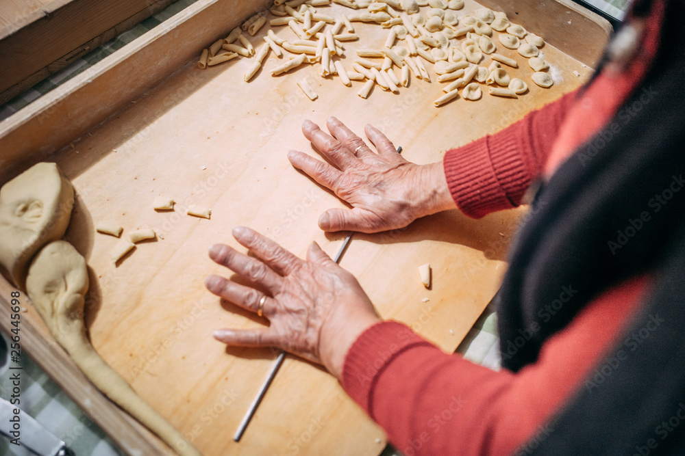 The making of Italian traditional pasta