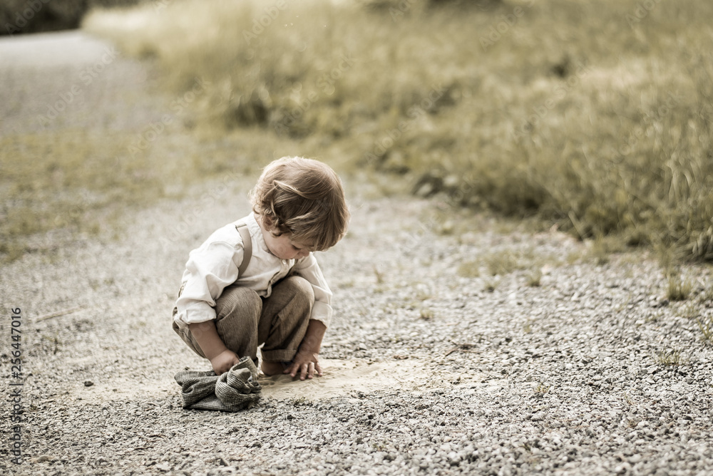 Kleiner Junge entdeckt die Natur