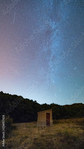 Caseta bajo la vía láctea entre montañas
