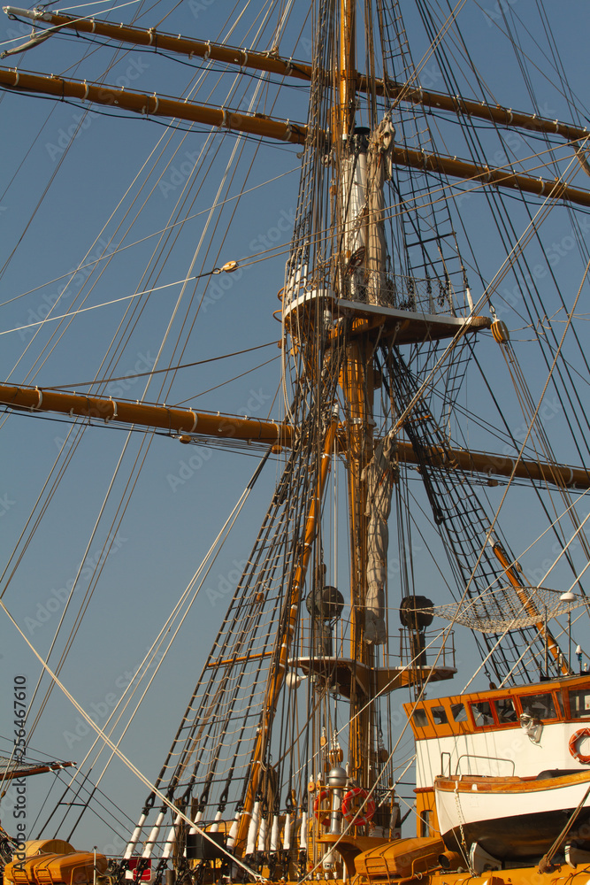 Obraz premium Details of the mast of the Italian ship Qmerigo Vespucci