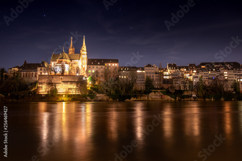 Beleuchtetes Basler Münster am Rheinufer in der Nacht © Christoph Walter