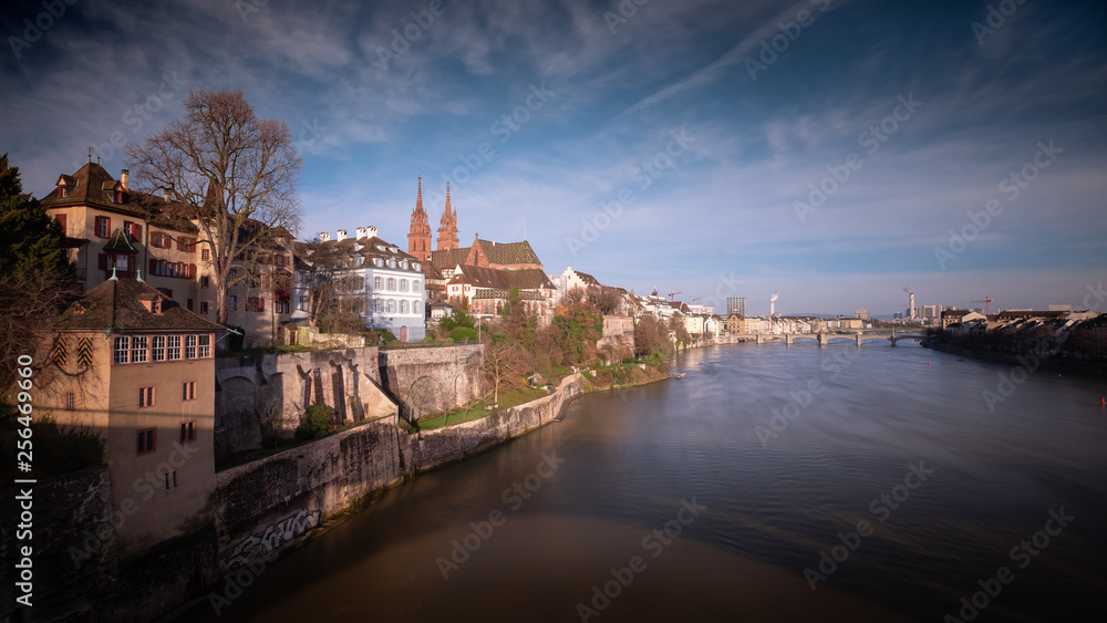 Obraz premium Frühlingsmorgen auf der Wettsteinbrücke in Basel am Rheinufer