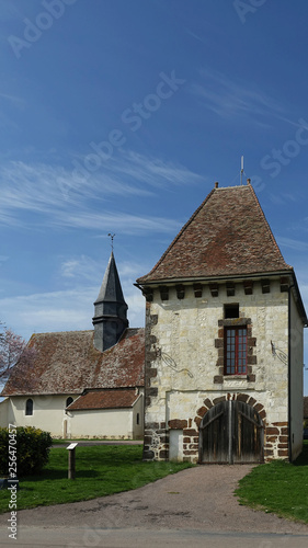 Beauvoir (Yonne) - Auditoire de justice avec prison à deux chambres (1769) et église saint Barthélémy