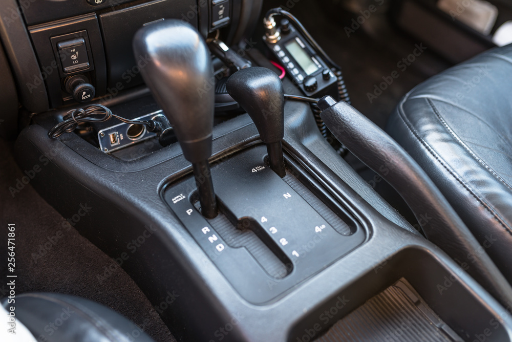 Automatic gearbox and rod to change all-wheel drive, inside the off-road vehicle.